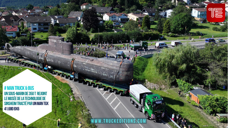 Transport exceptionnel : L'équipe manœuvre le transport lourd de 90 mètres de long et de 10 mètres de haut non seulement sous des ponts, mais aussi dans les rues les plus étroites et les axes les plus complexes. Crédits photos : Auto - Technik - Museum e.V.